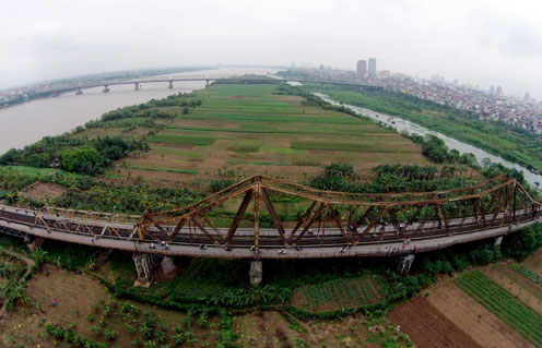 Description: Theo quy hoạch, thành phố ven sông Hồng giai đoạn 1 sẽ trở thành trục không gian chính của Hà Nội với những cao ốc tài chính quốc tế, chung cư cao cấp, công viên đô thị ở ven bờ sông.